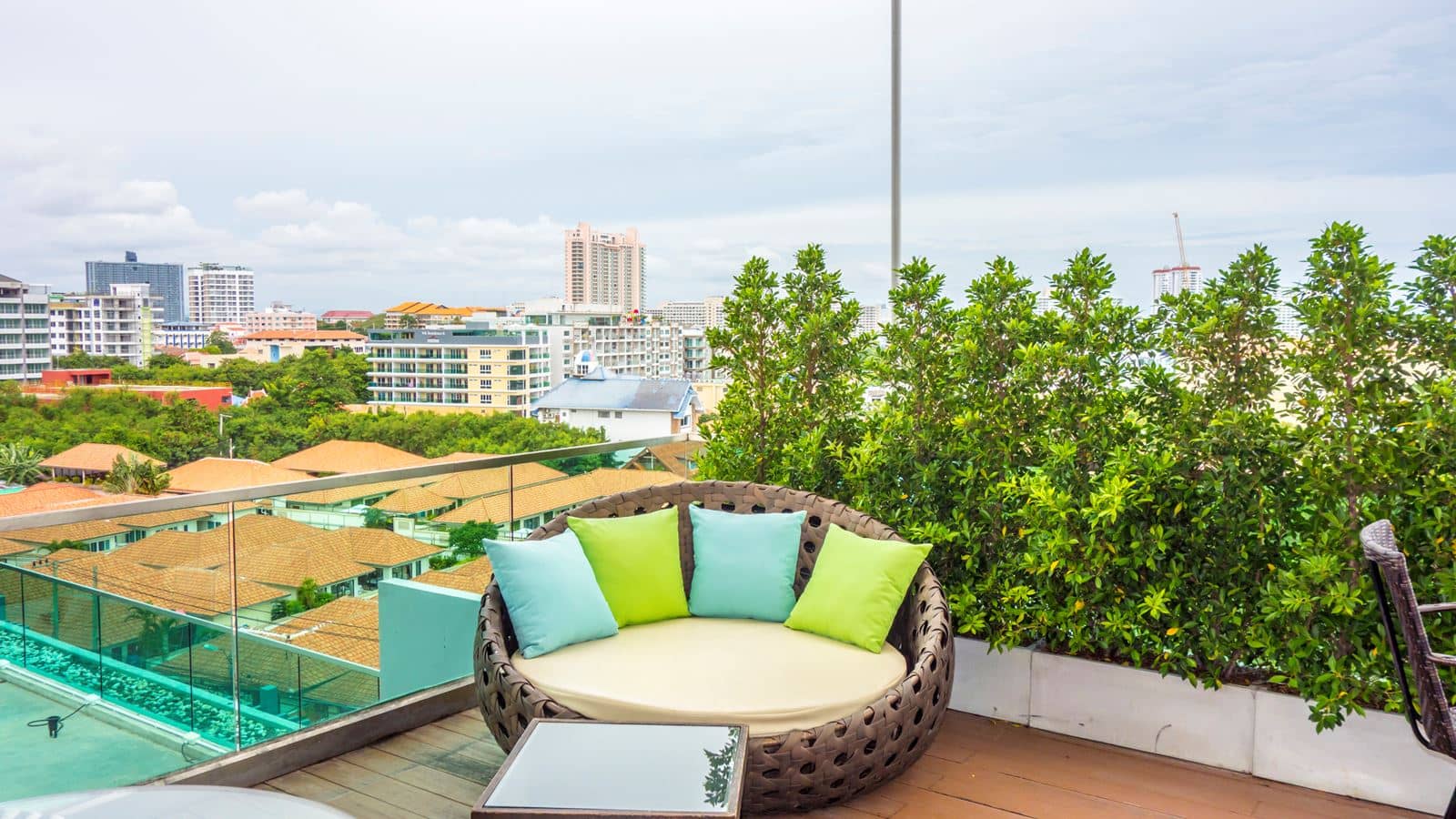 bars-senses-roof-top-pool-bar-and-lounge