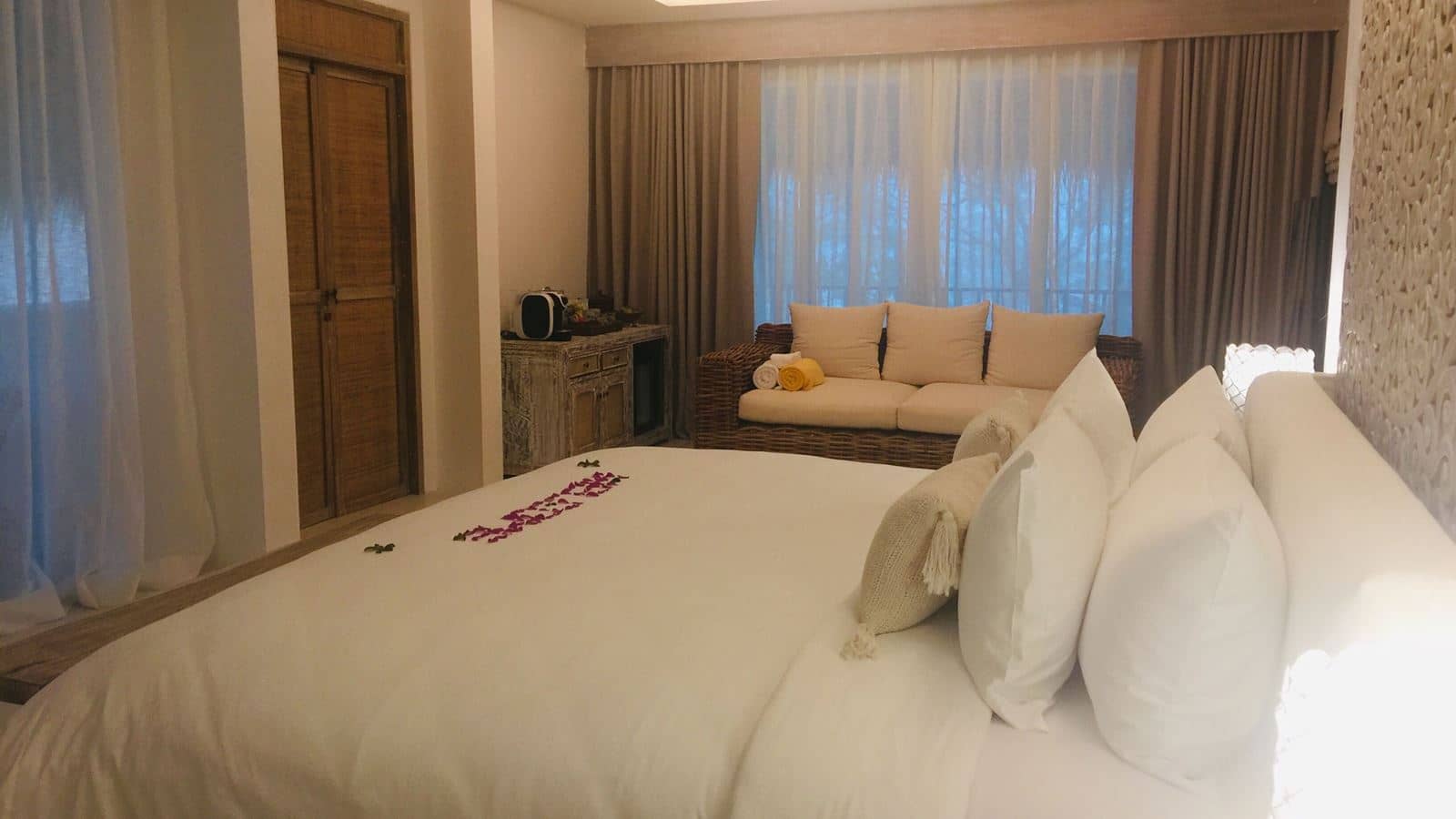 rooms-eden-suite-pool-view