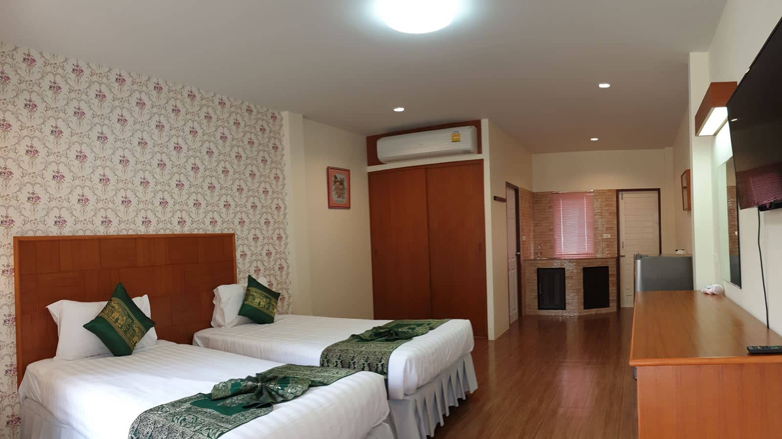 rooms-deluxe-room