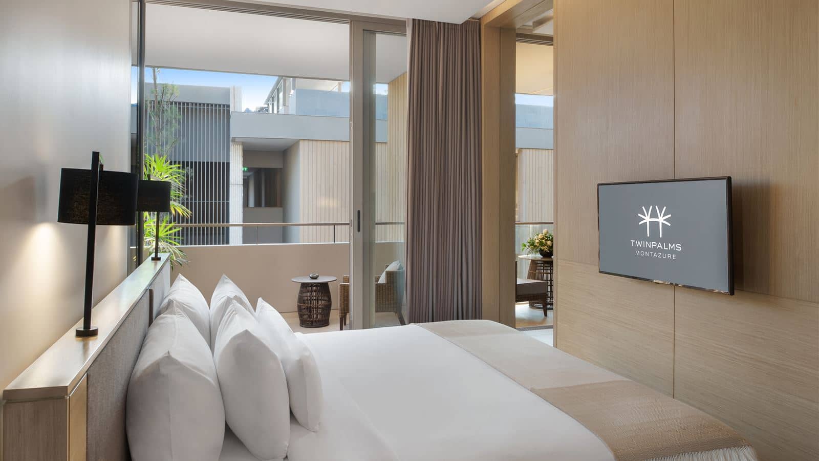 rooms-azure-suite