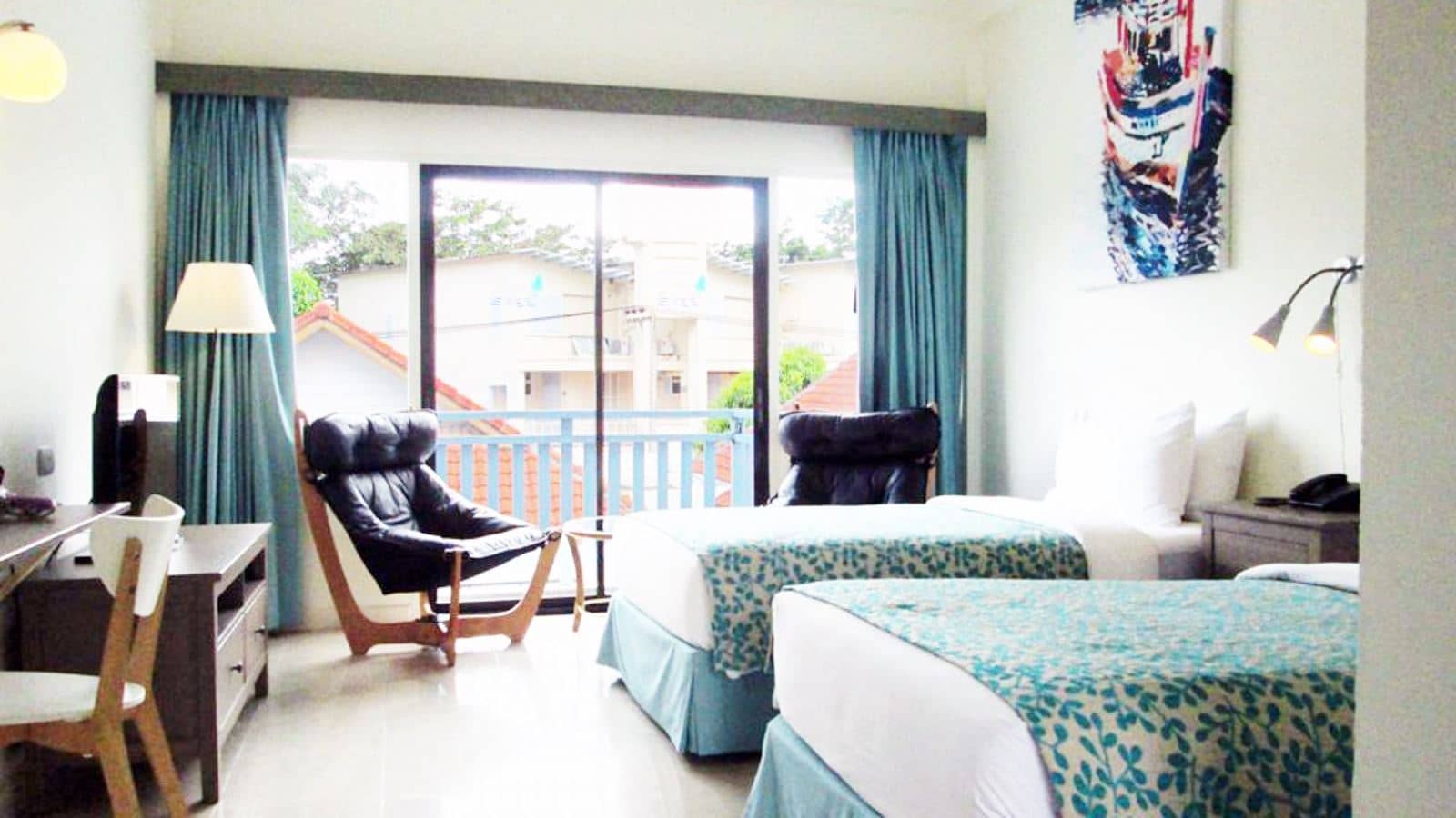 rooms-balcony-pool-superior