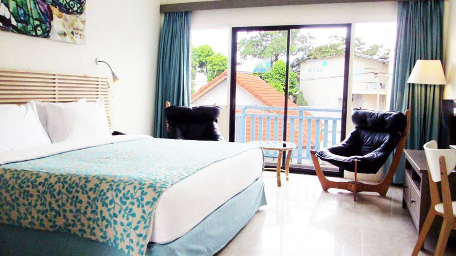 rooms-balcony-pool-superior