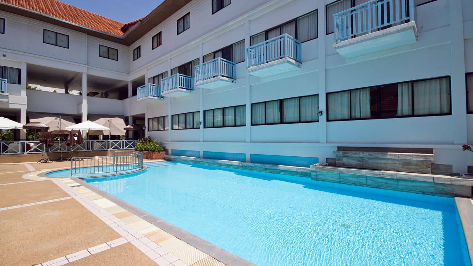 rooms-balcony-pool-superior