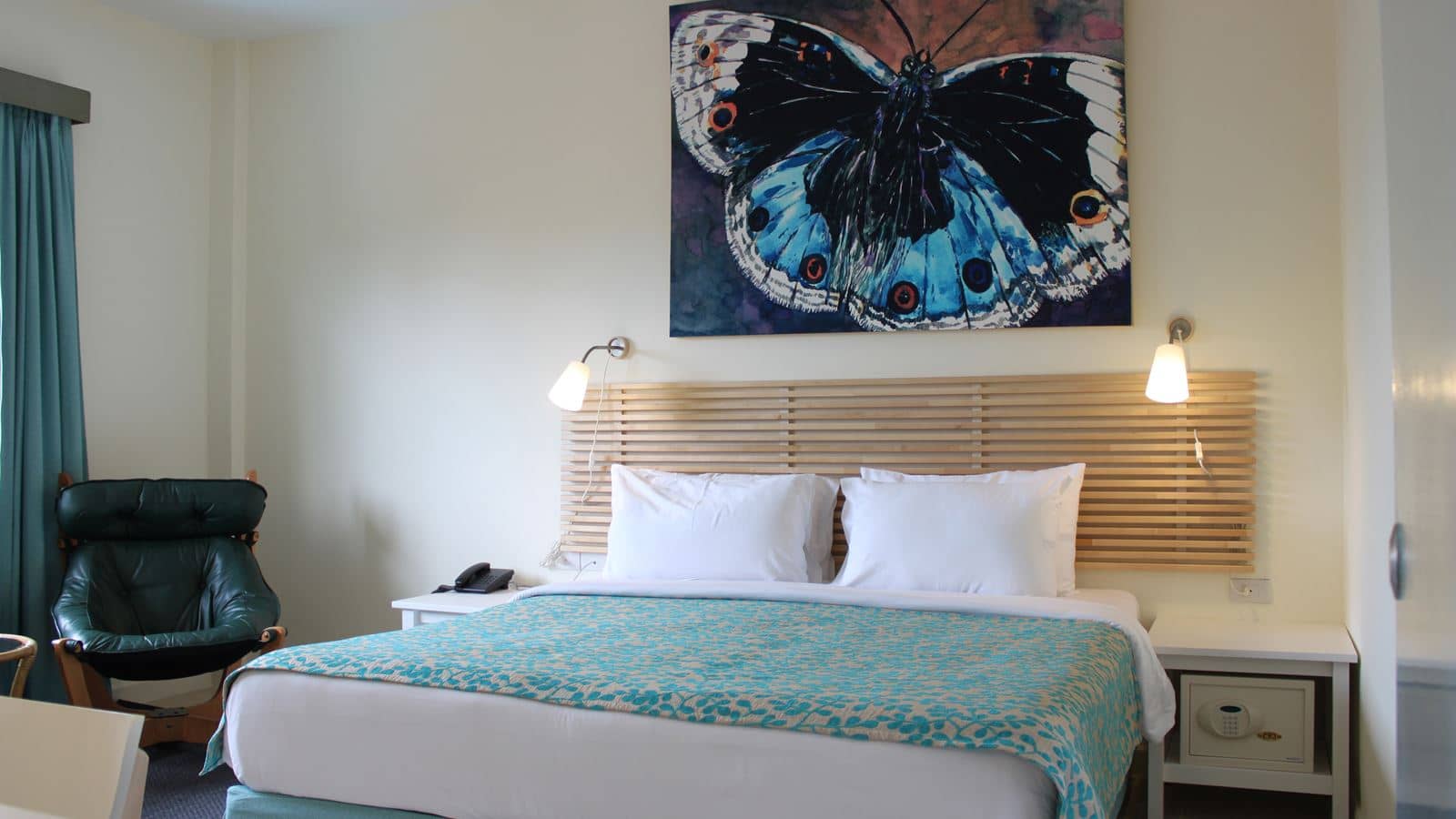 rooms-balcony-pool-superior