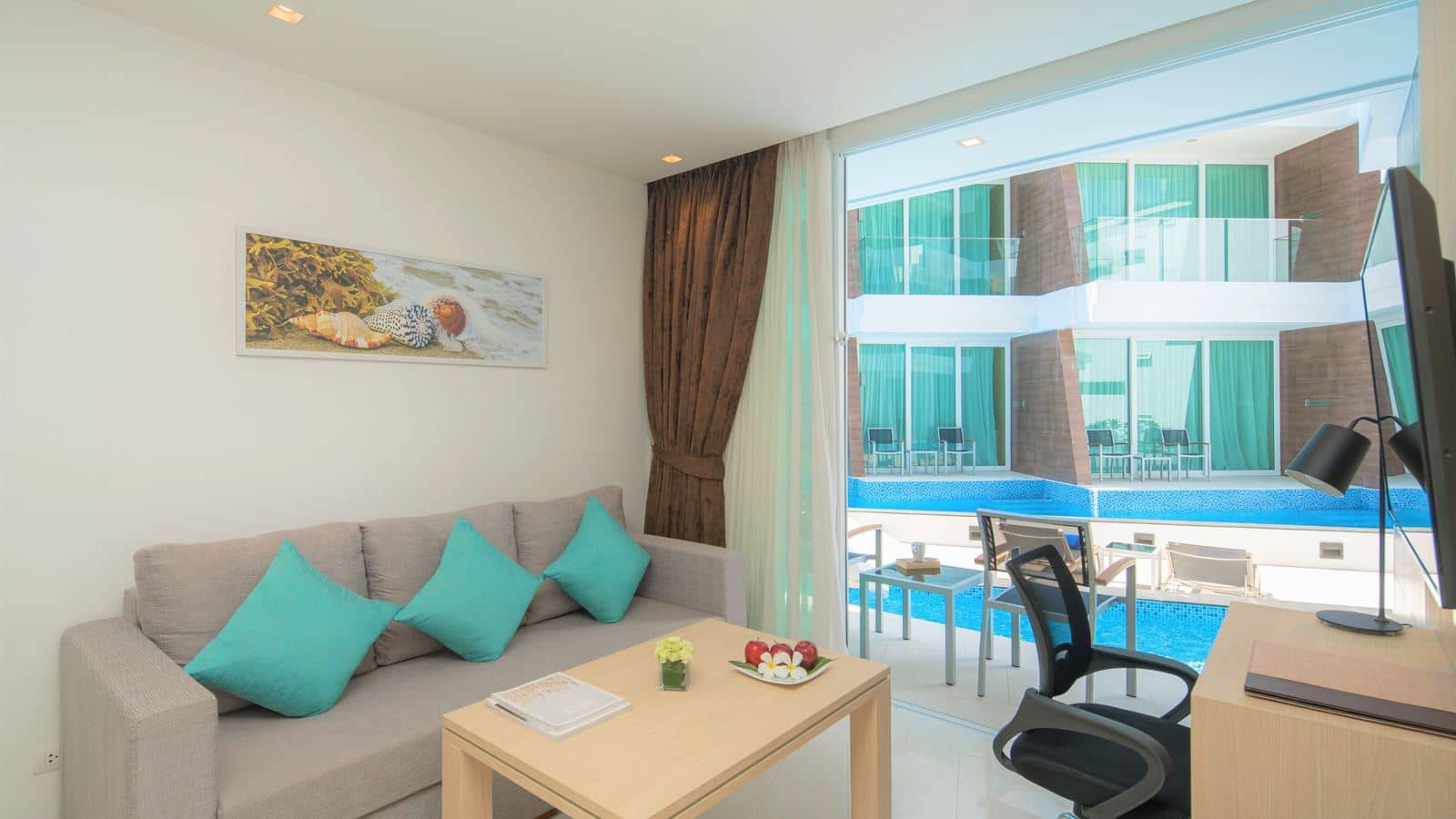 rooms-deluxe-pool-access-room