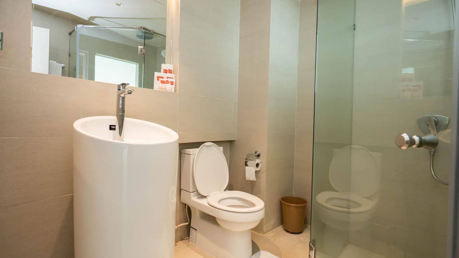 rooms-pool-access