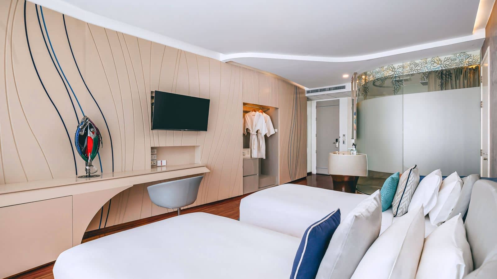 rooms-deluxe-pool-view