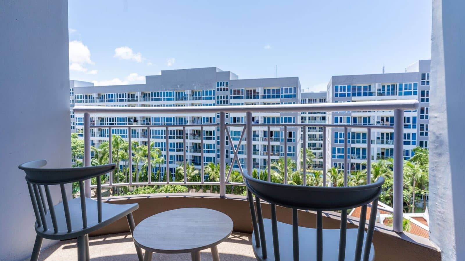 rooms-deluxe-pool-view