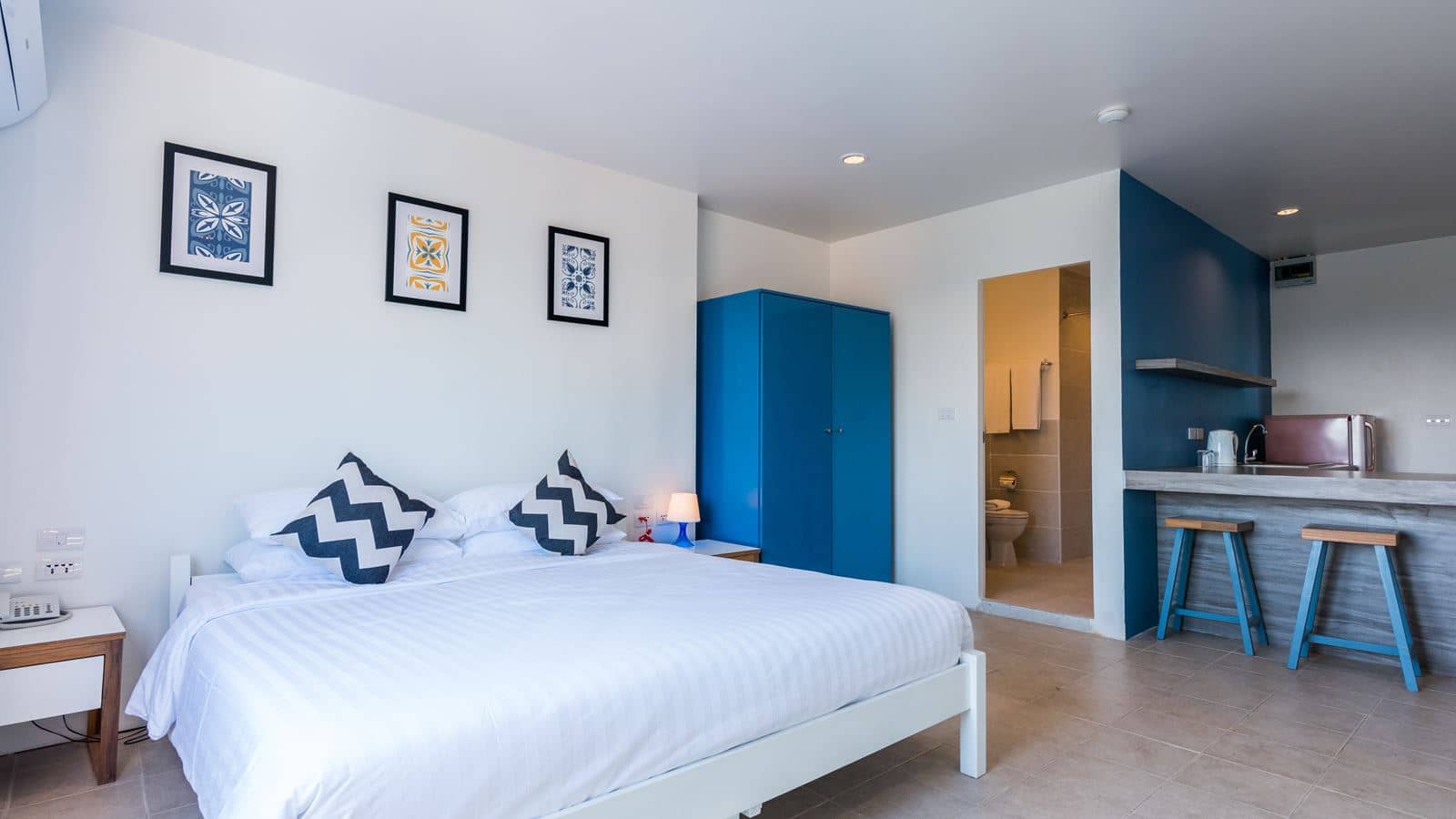 rooms-studio-pool-view