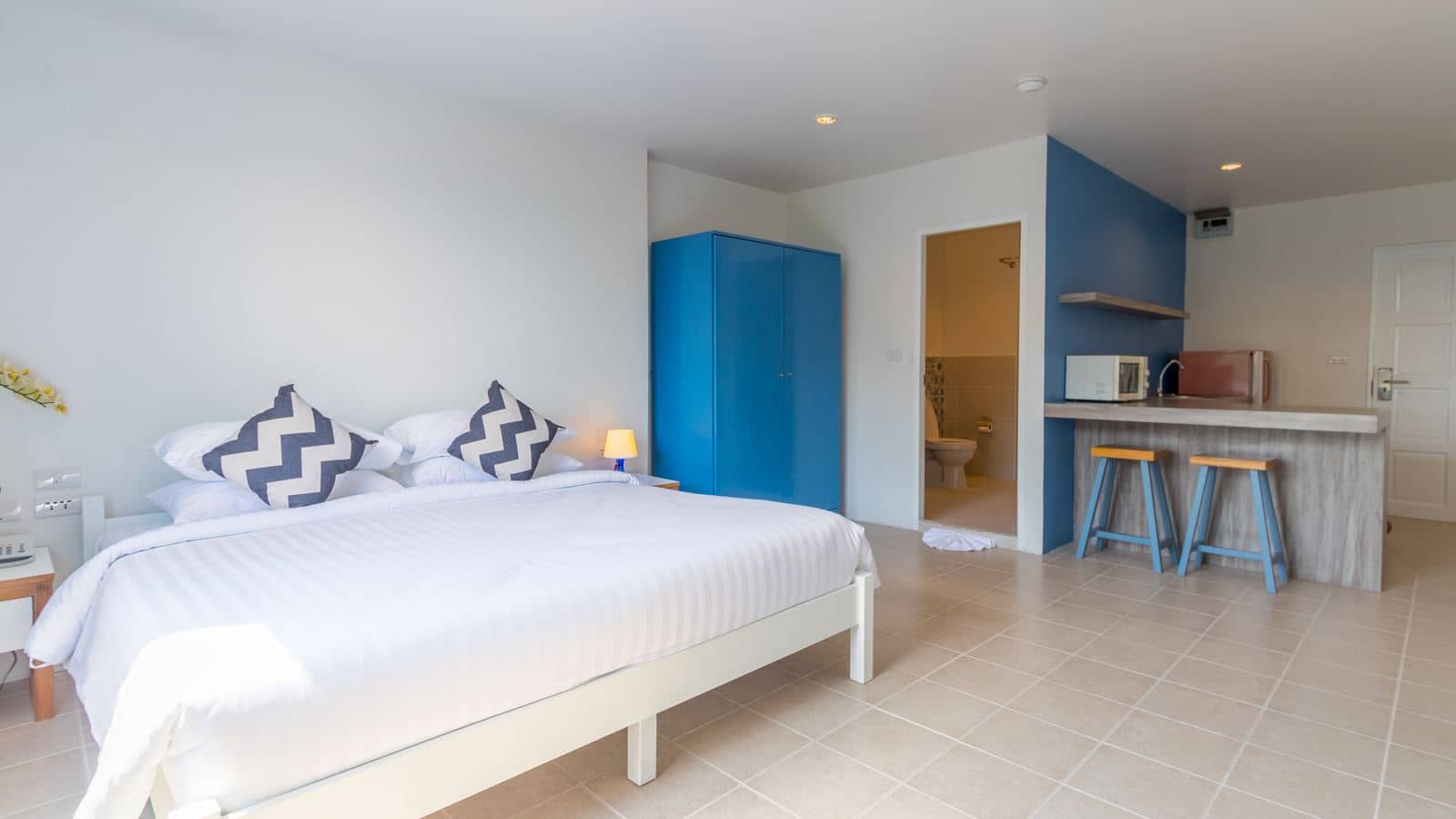rooms-studio-pool-view