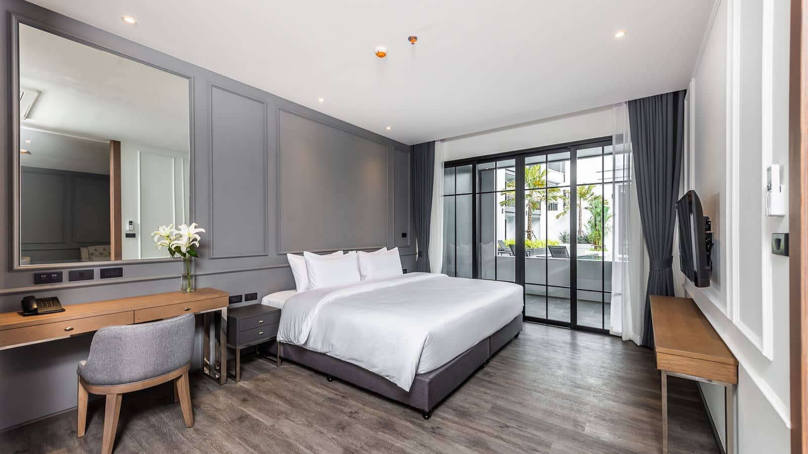rooms-one-patio-suite