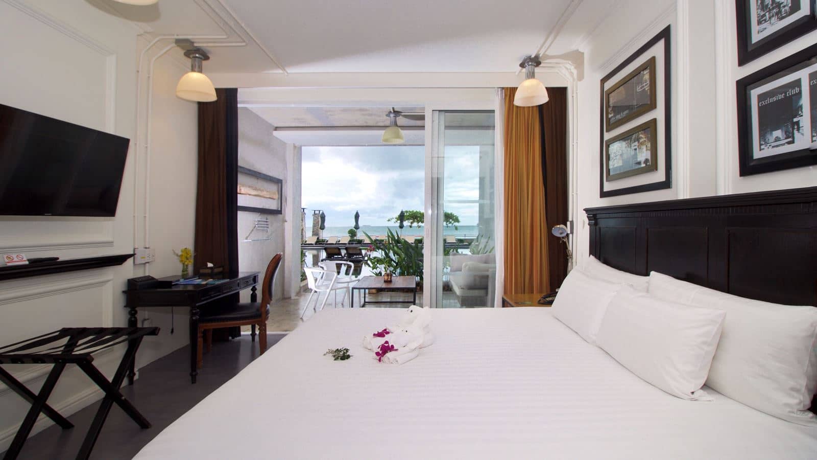 rooms-premium-pool-access