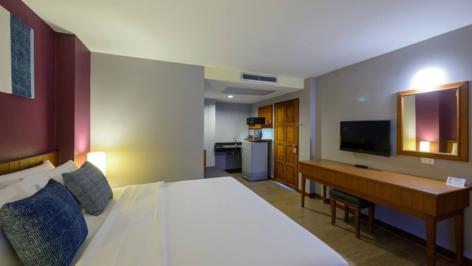 rooms-deluxe-room-pool-view