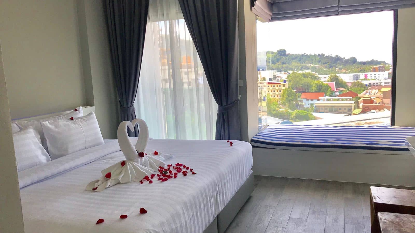 rooms-deluxe-room