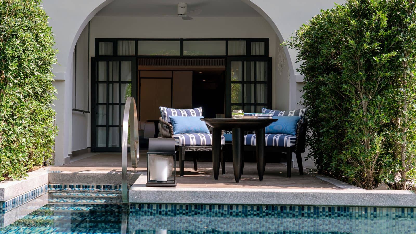 rooms-the-level-pool-access-room