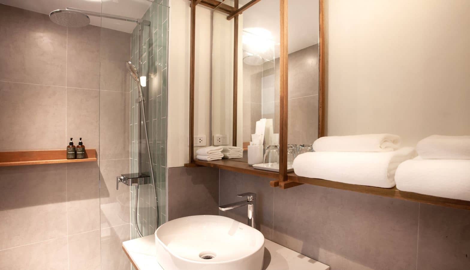rooms-deluxe-pool-view