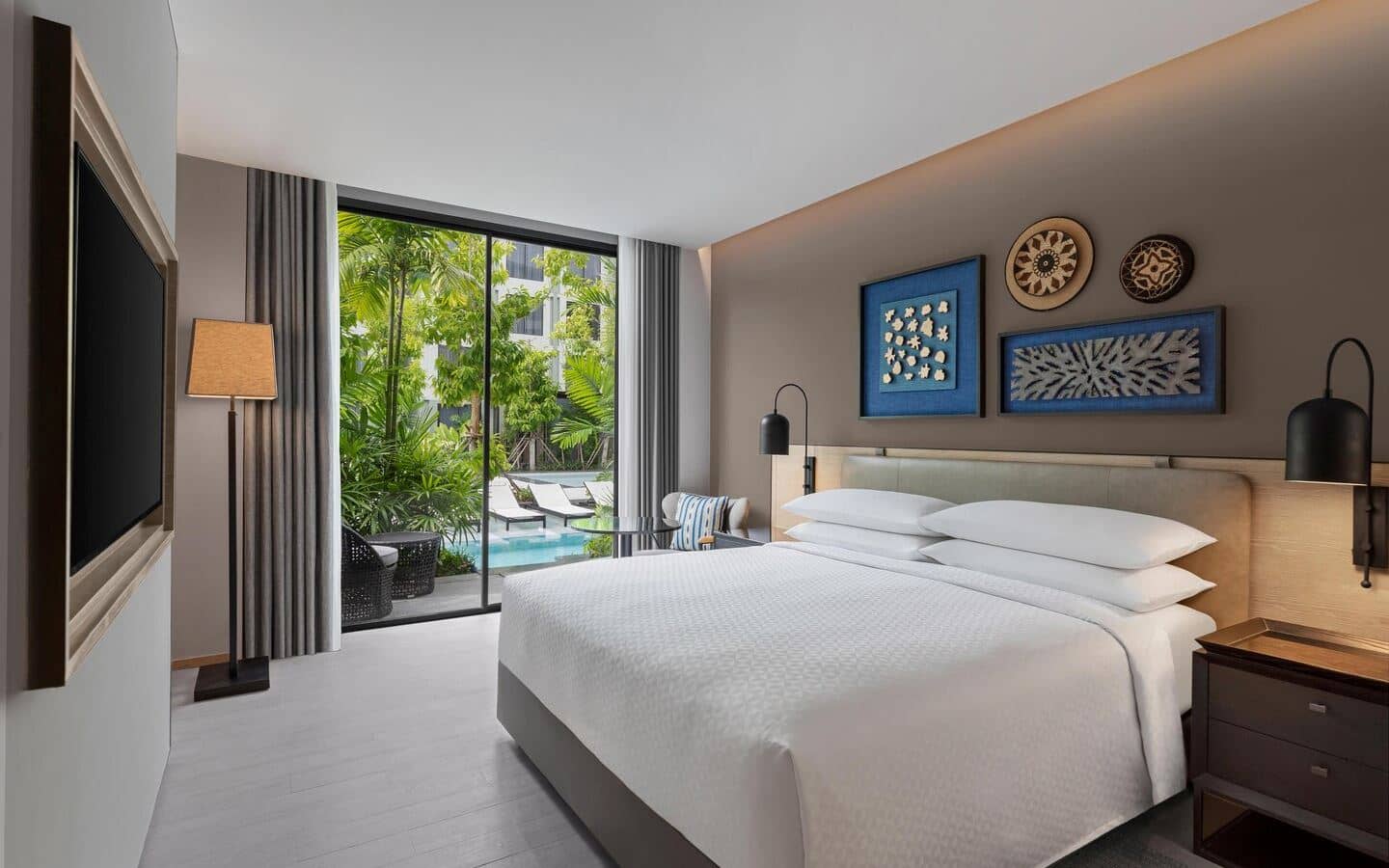 rooms-pool-access