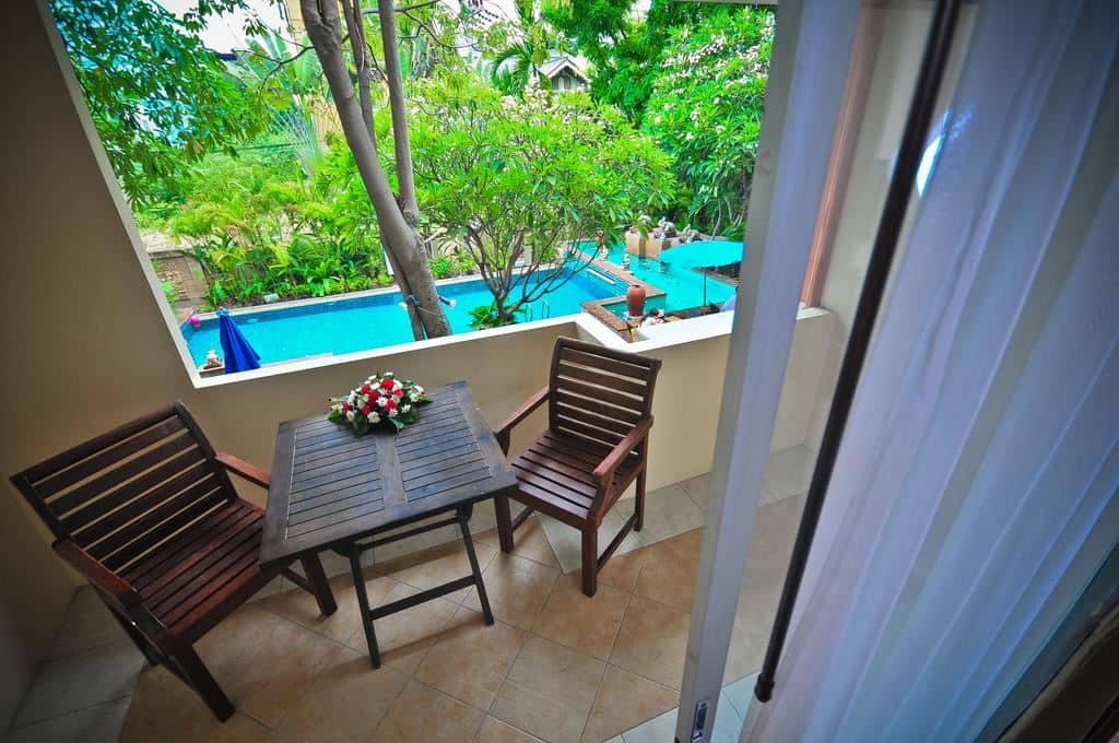 rooms-deluxe-pool-view