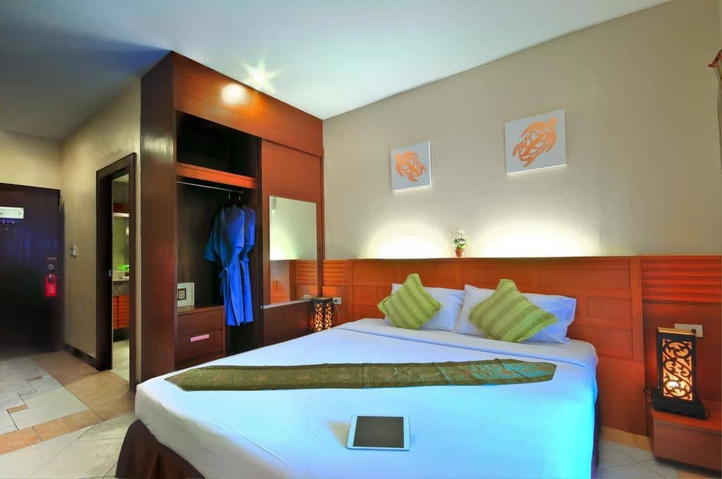 rooms-deluxe-pool-view