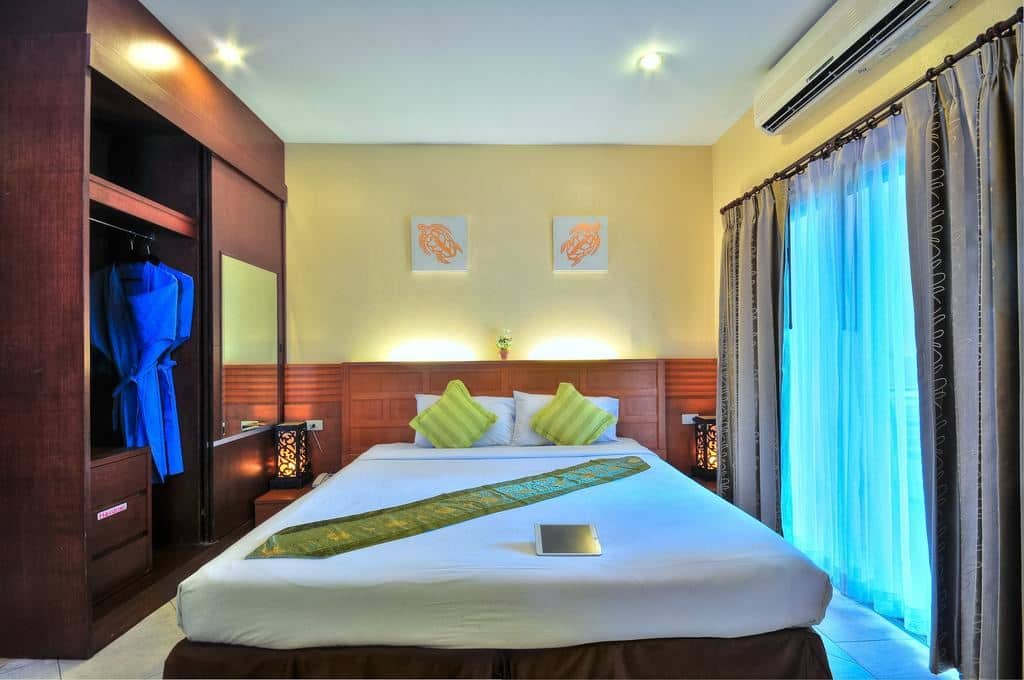 rooms-deluxe-pool-view