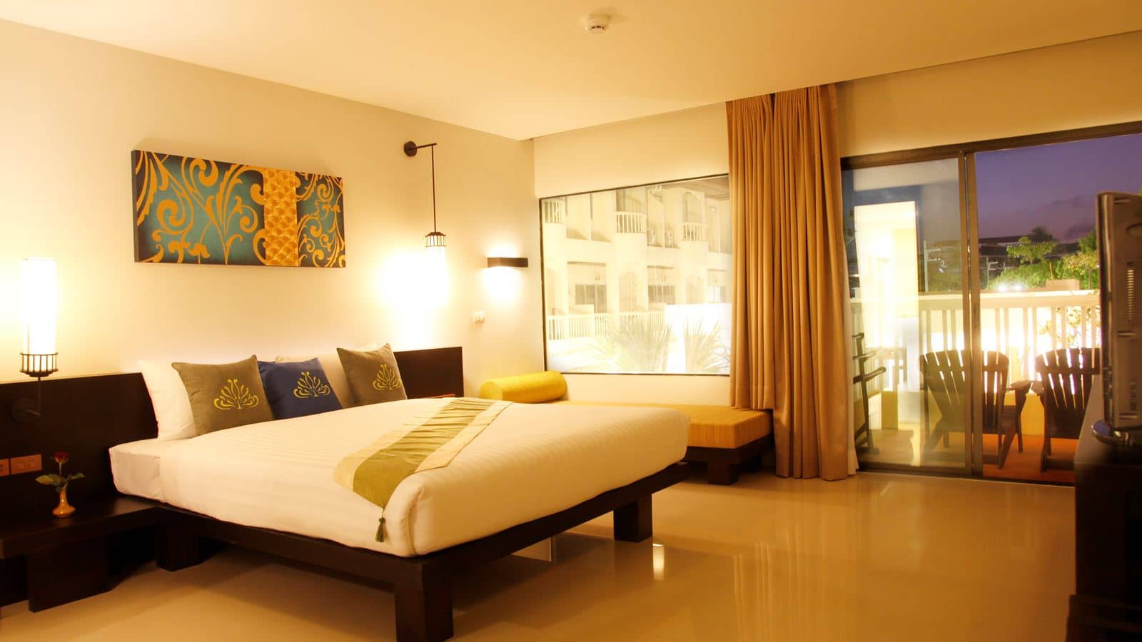 rooms-deluxe-pool-view-room