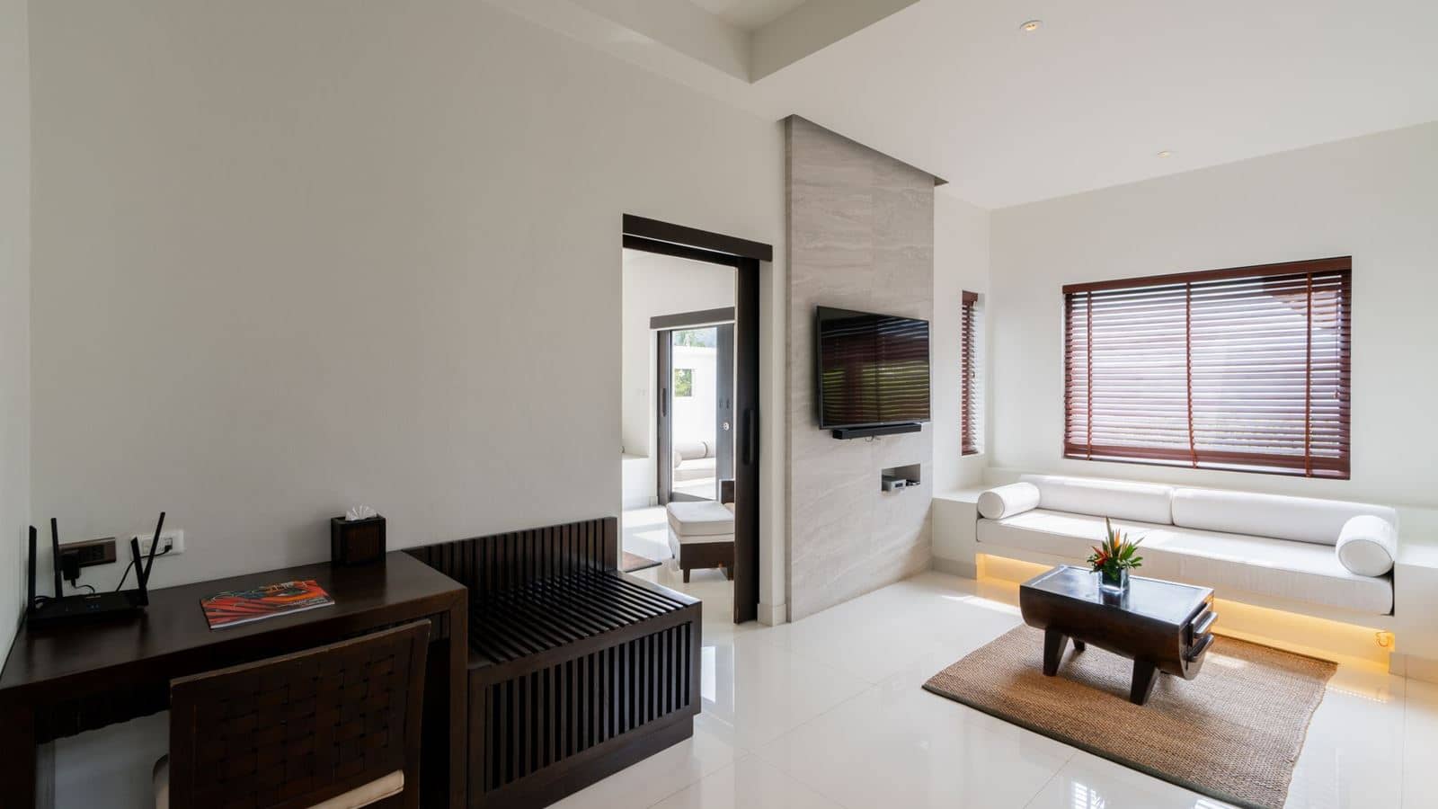 rooms-grand-pool-suite-with-partial-sea-view