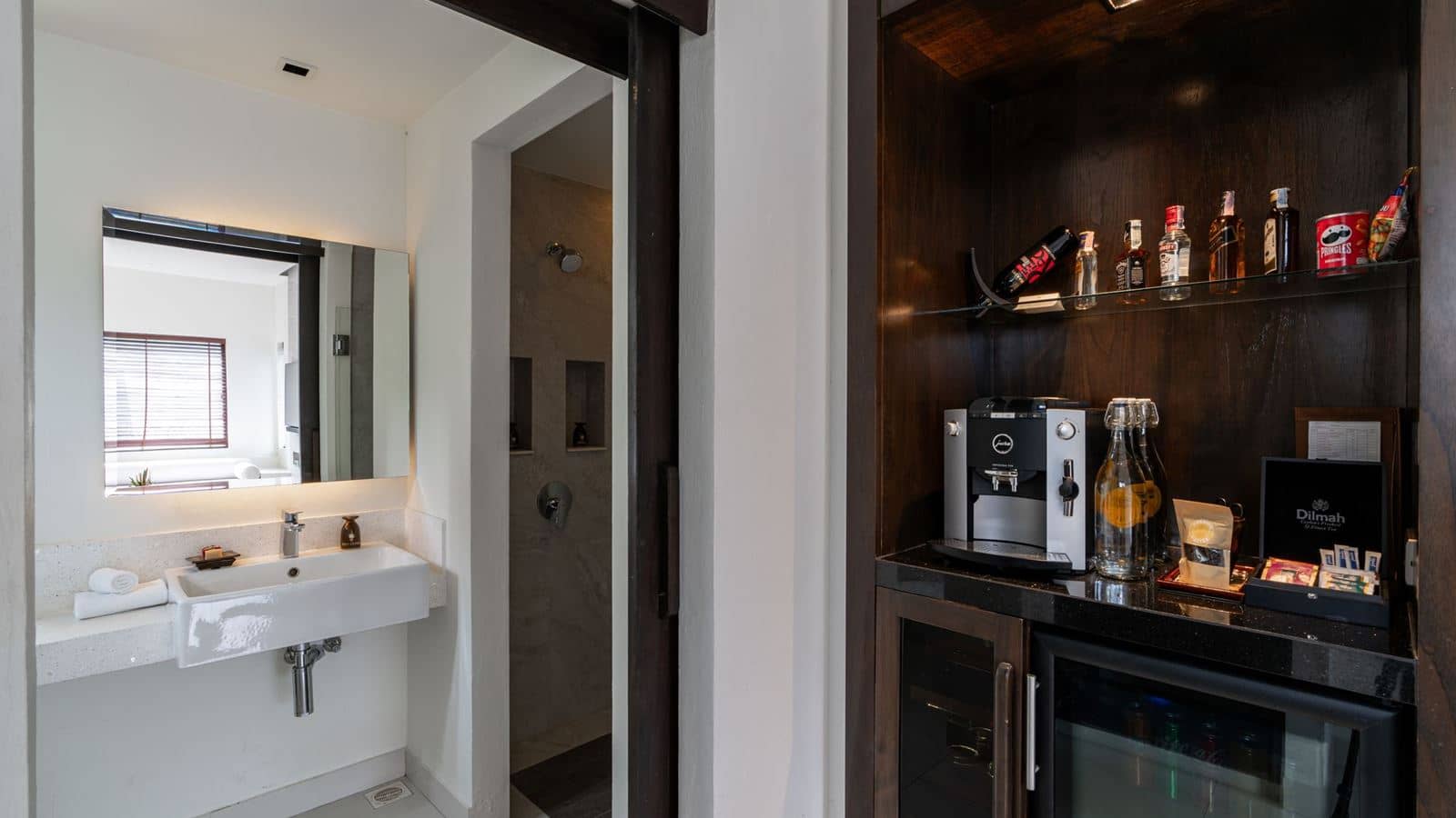 rooms-grand-pool-suite-with-partial-sea-view