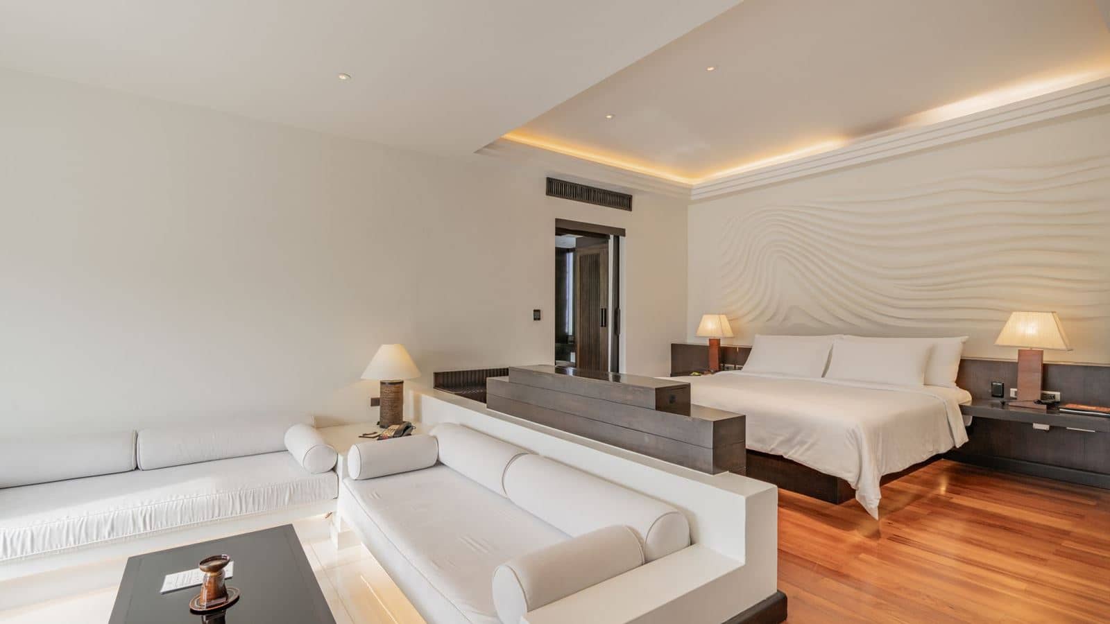 rooms-grand-pool-suite-sea-view