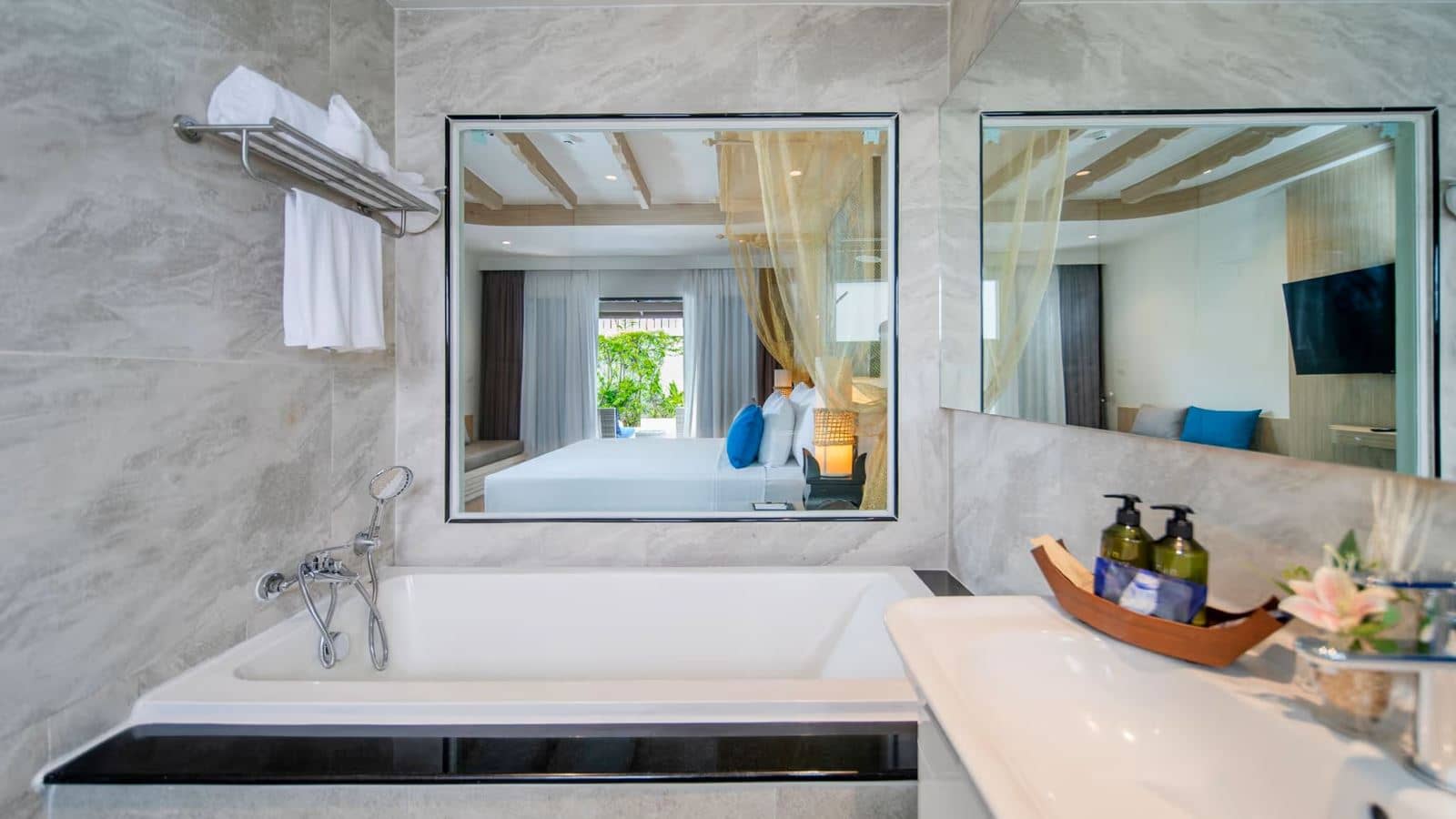 rooms-pool-access-signature