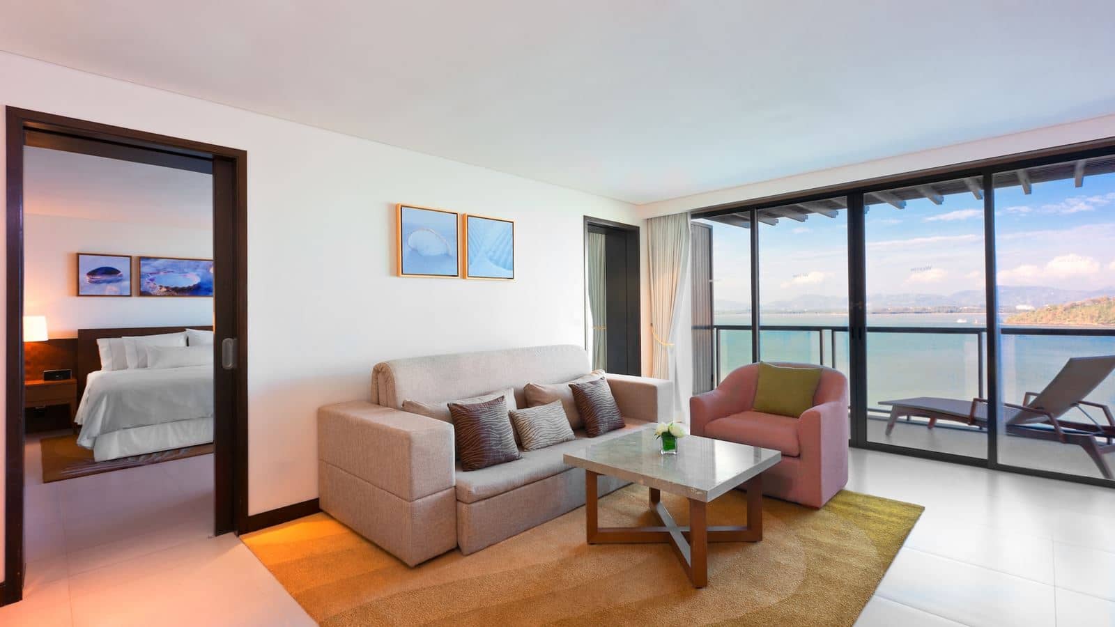 rooms-deluxe-sea-view-suite