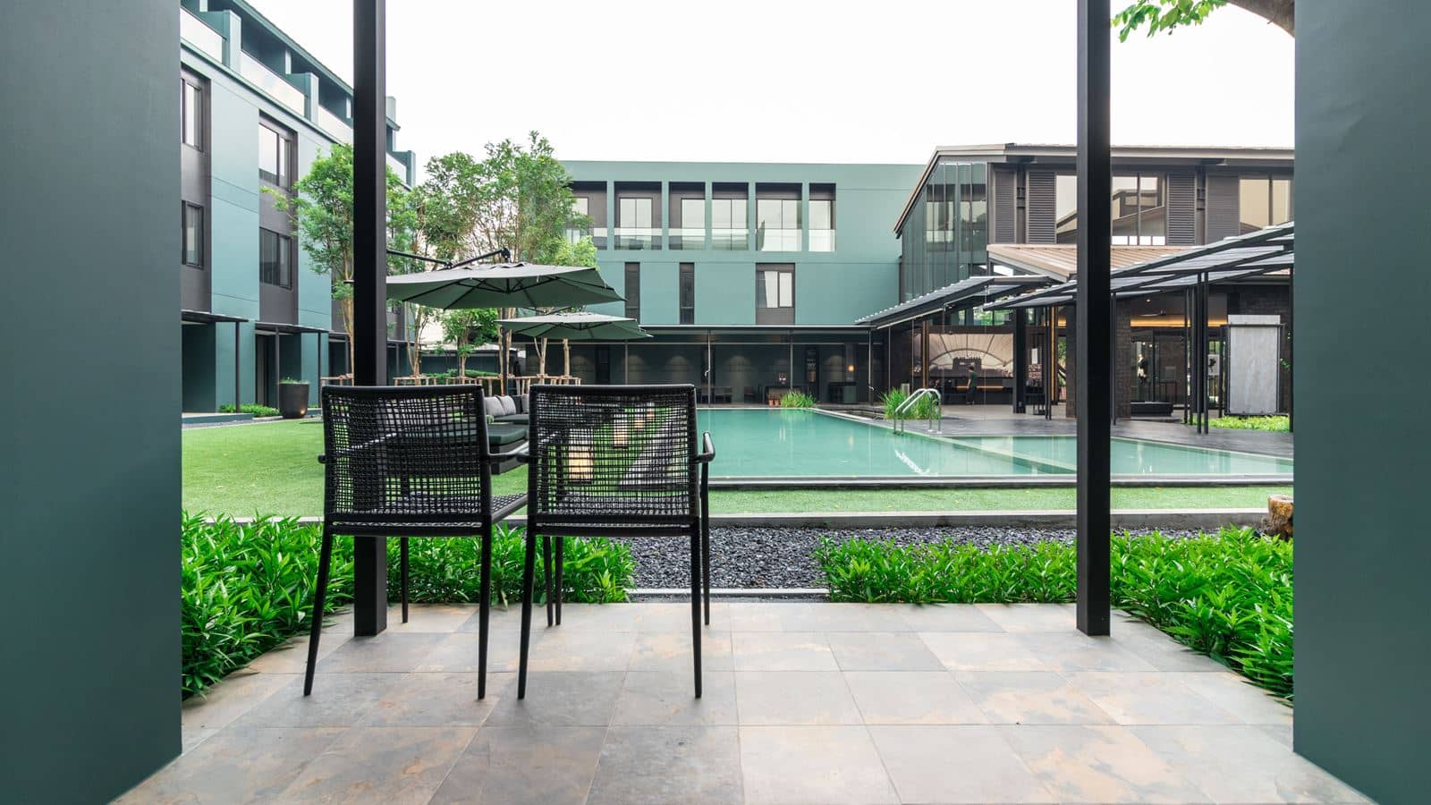 rooms-lakorn-poolside