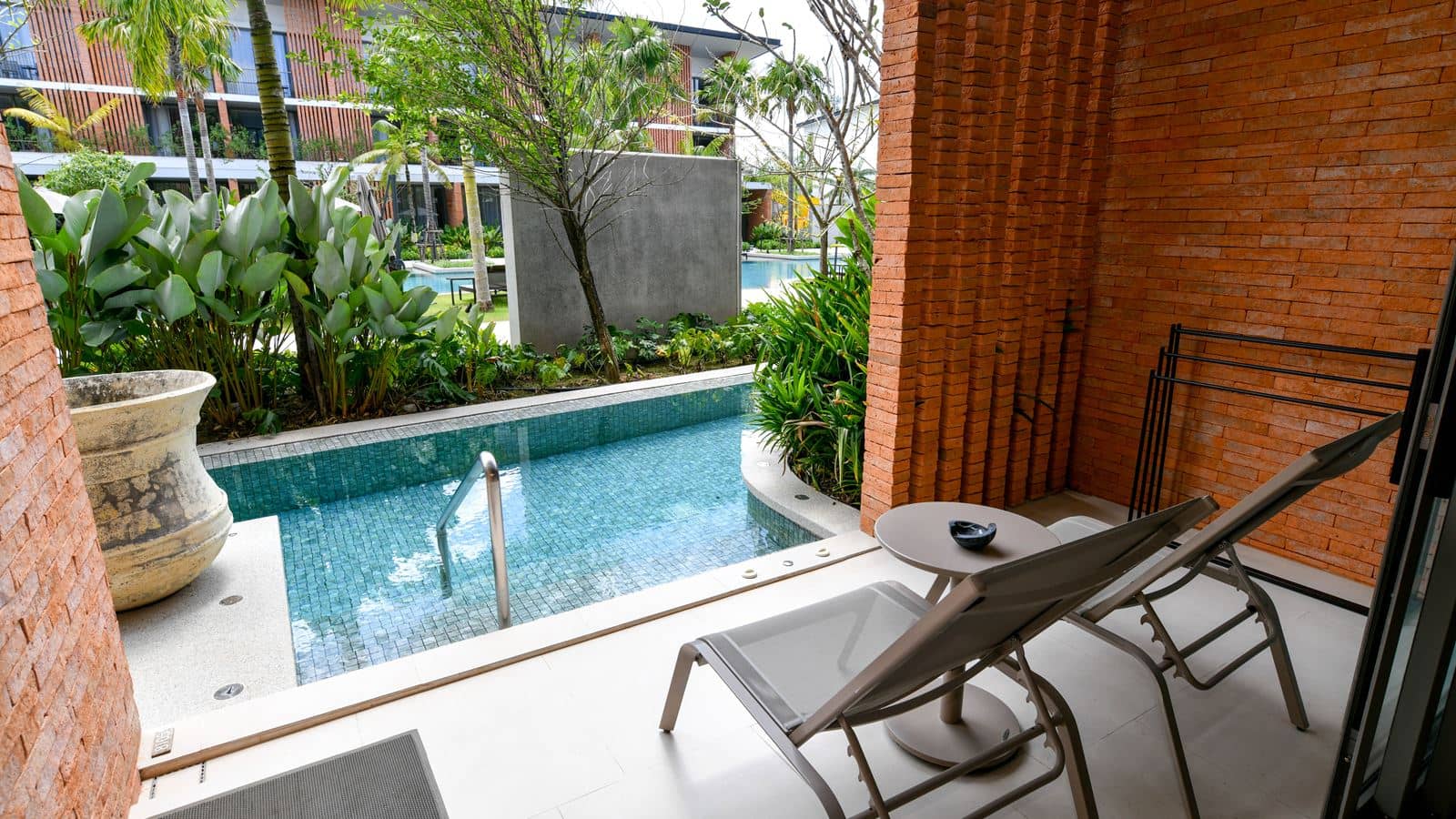rooms-deluxe-pool-access