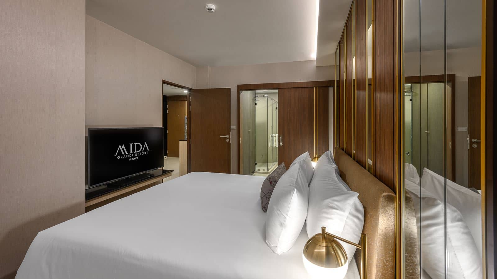 rooms-grande-2-bedroom-suite-ocean-view-with-jacuzzi