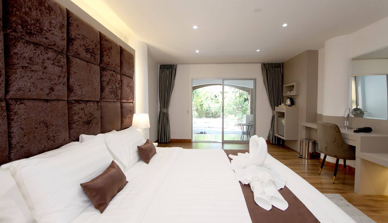rooms-premier-pool-garden