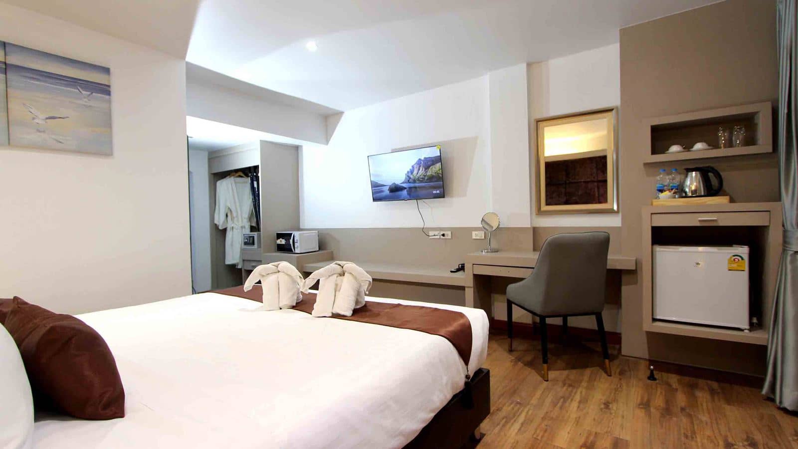 rooms-honeymoon-suite-with-jacuzzi