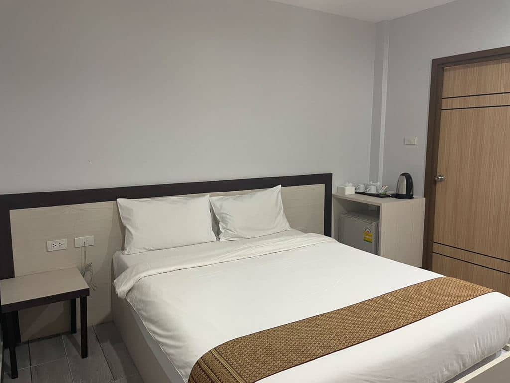 rooms-deluxe-no-view-no-window