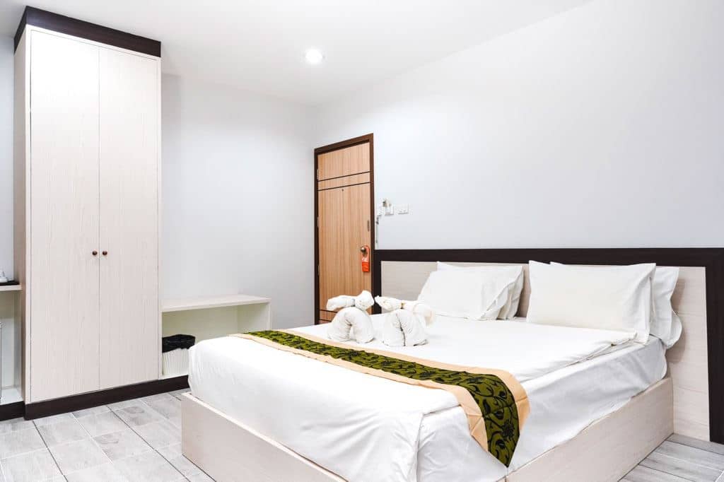 rooms-deluxe-no-view-no-window