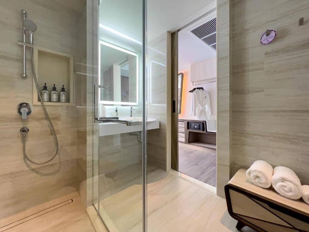 rooms-deluxe-twin-bed-room