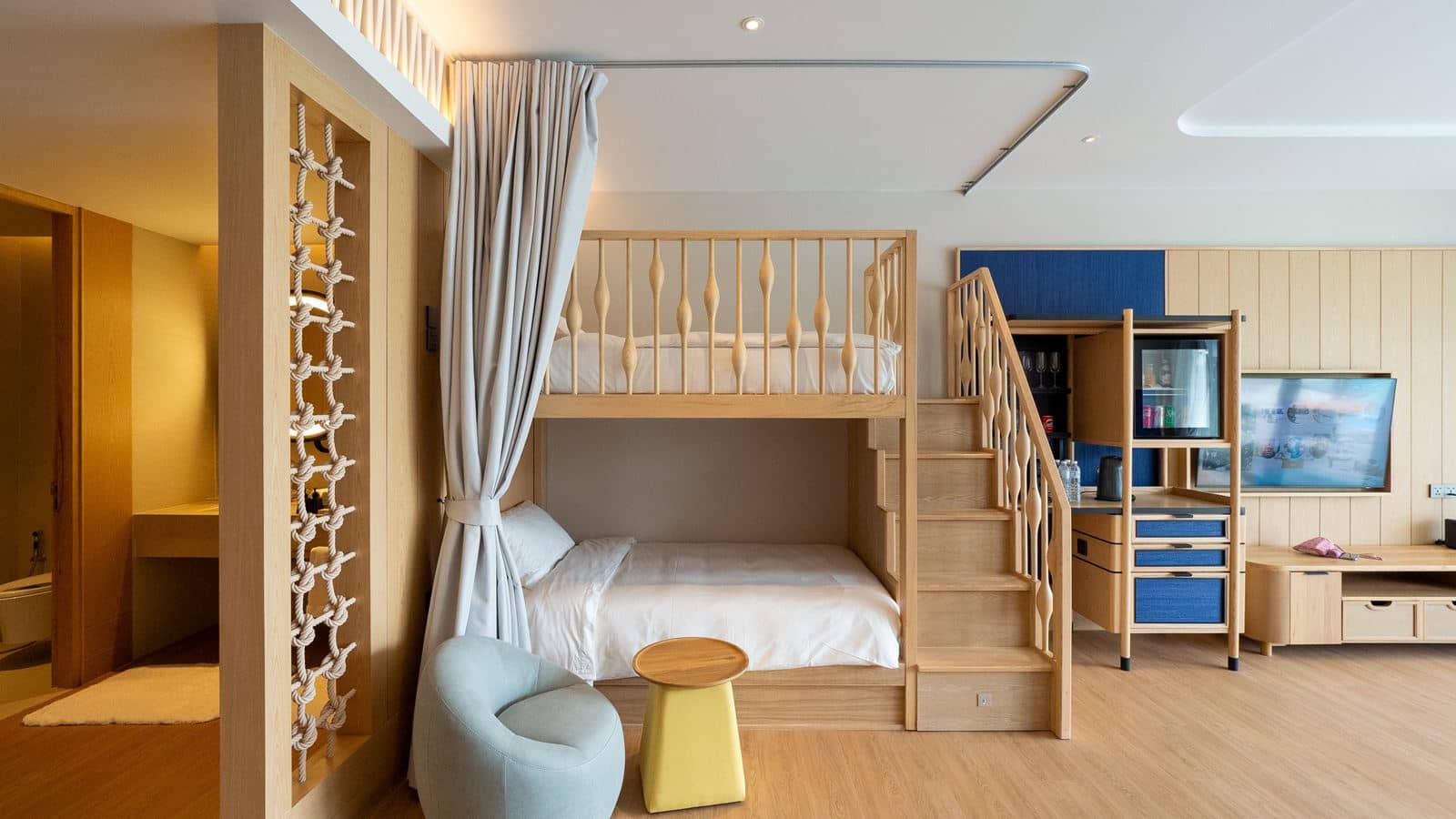 rooms-family-suite-pool-access