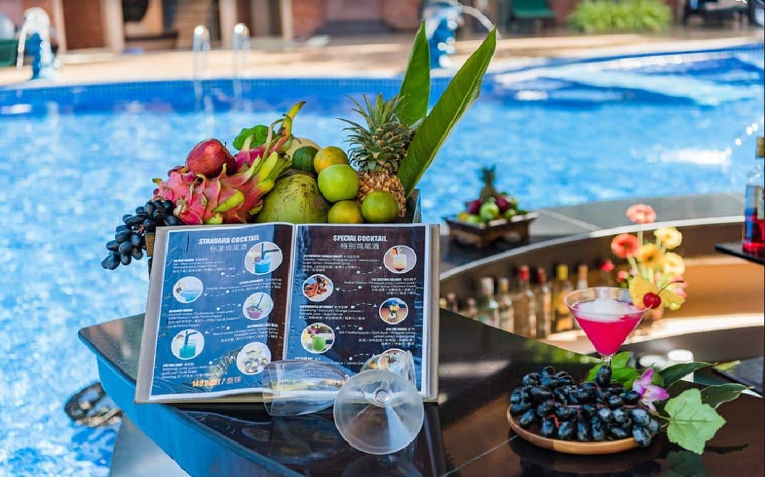 bars-swim-up-pool-bar