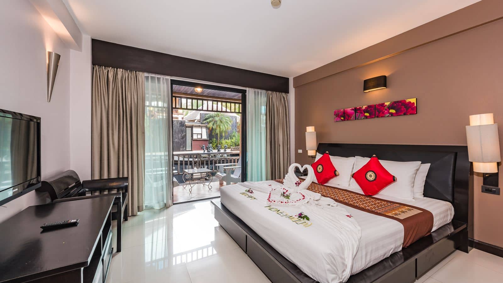 rooms-pool-access-room
