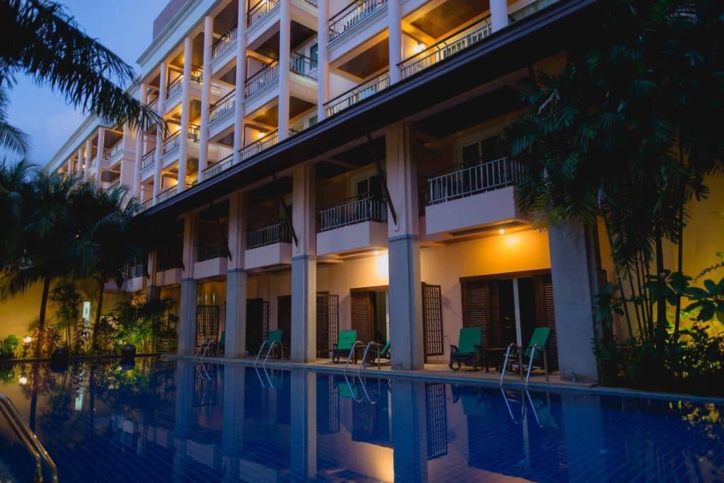 rooms-pool-access-room