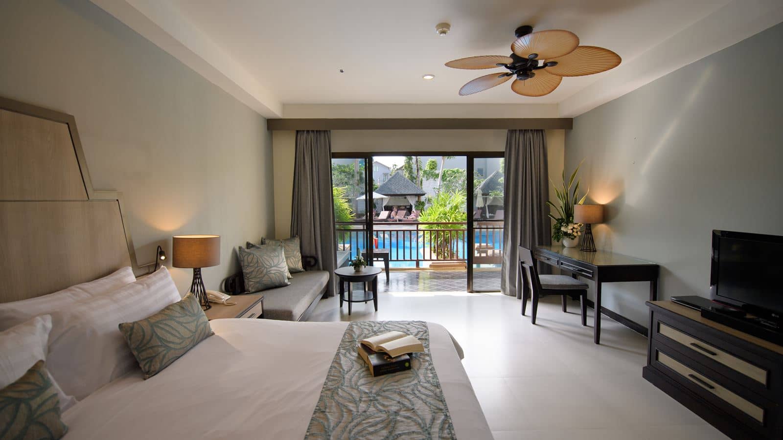 rooms-deluxe-pool-access-jacuzzi