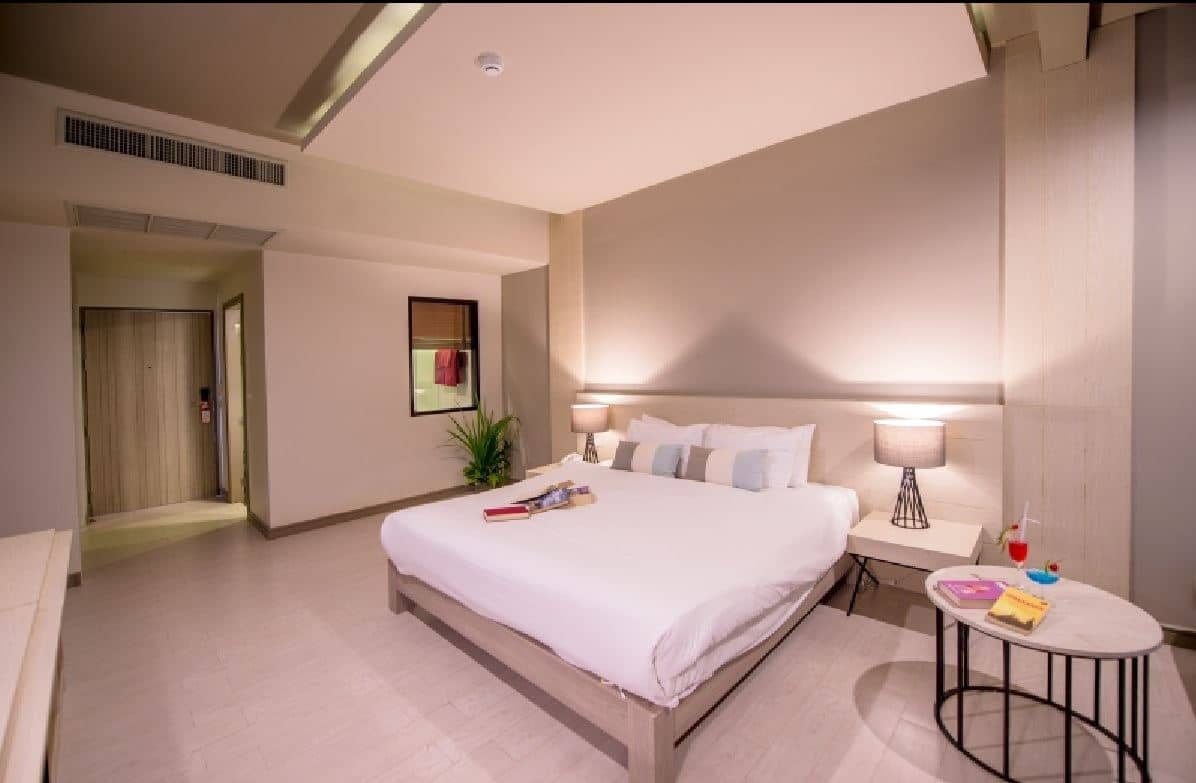 rooms-premier-pool-access-room