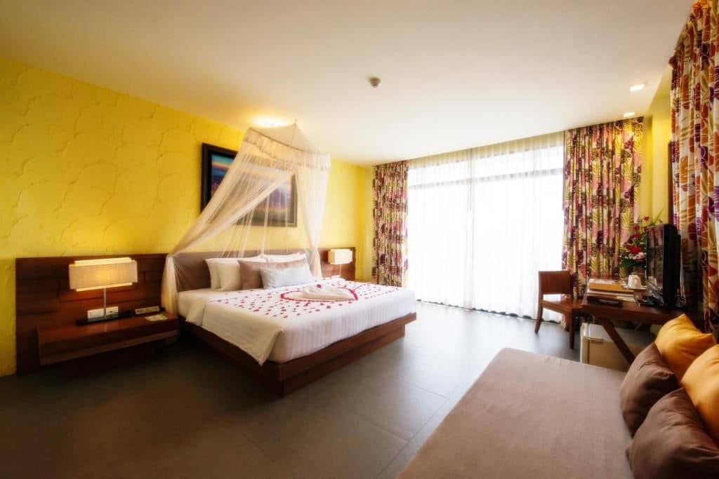 rooms-deluxe-jacuzzi-sea-view