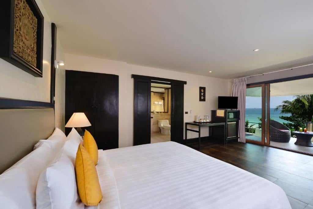 rooms-deluxe-jacuzzi-sea-view
