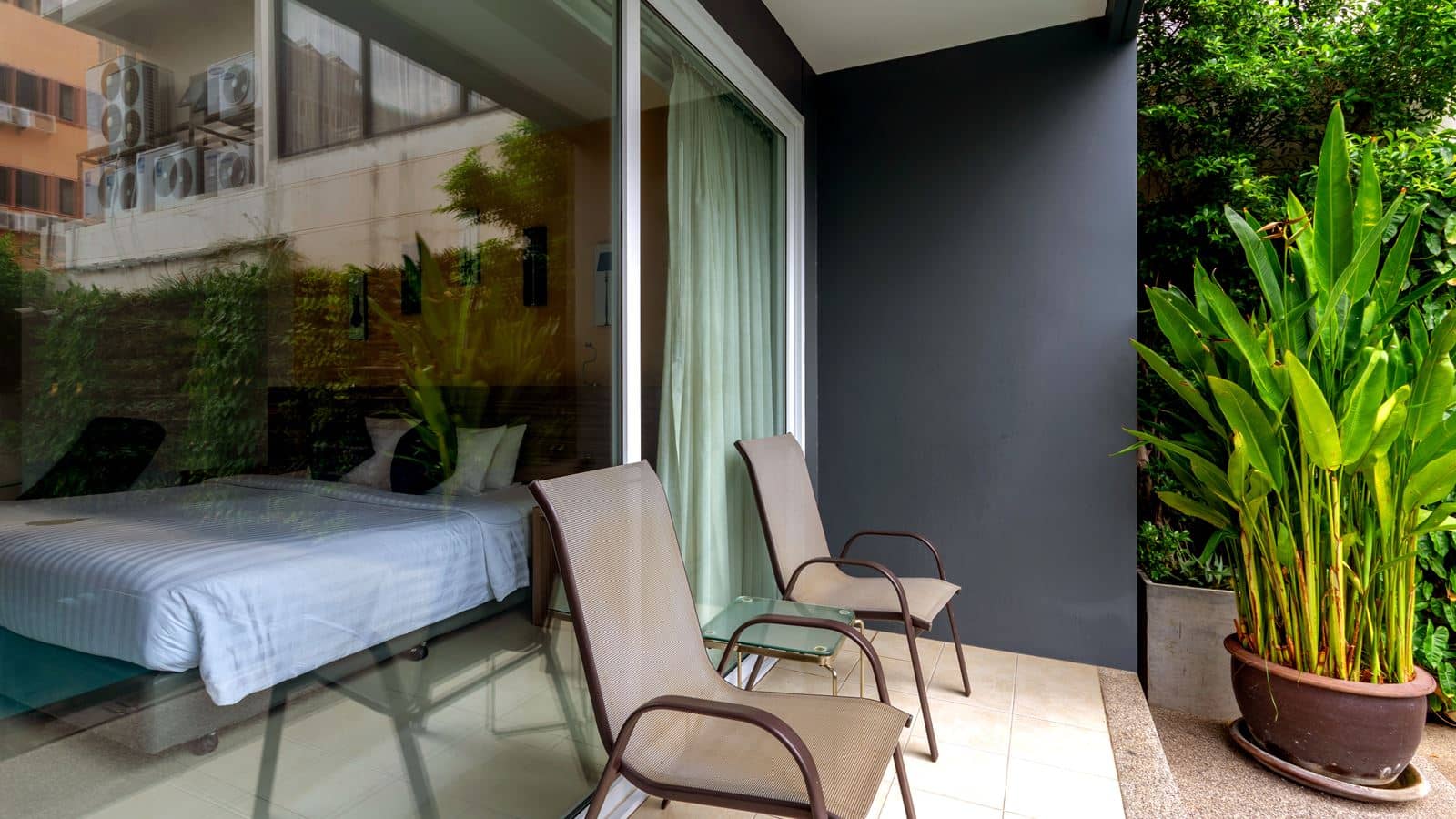 rooms-pool-pent