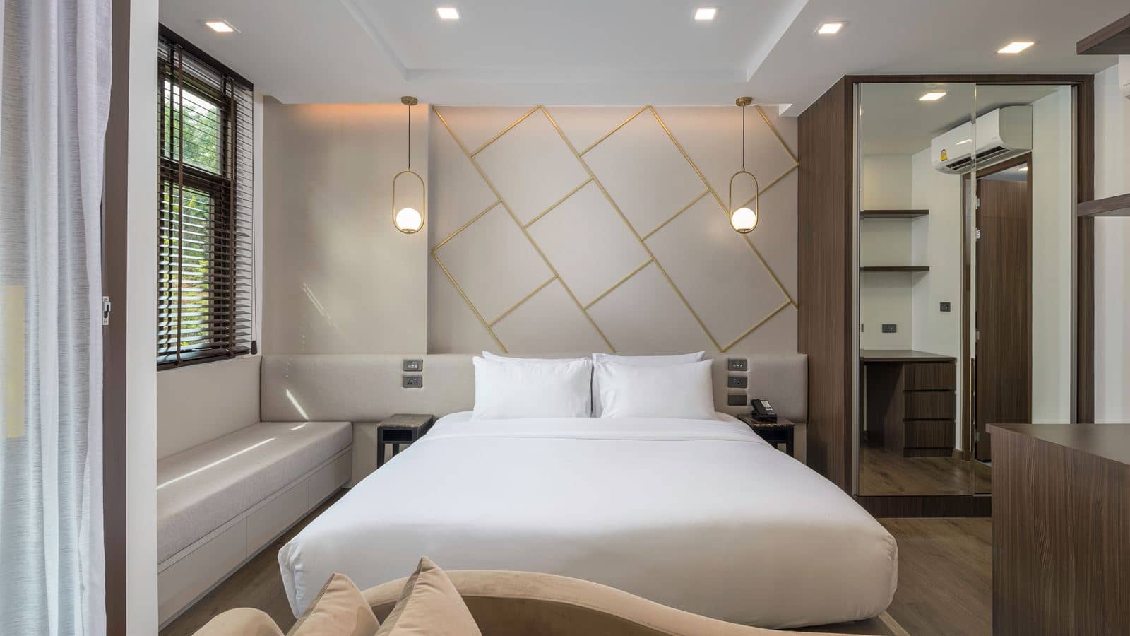 rooms-premier-room-king-bed