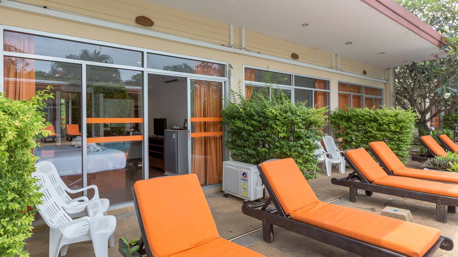rooms-superior-pool-view-room