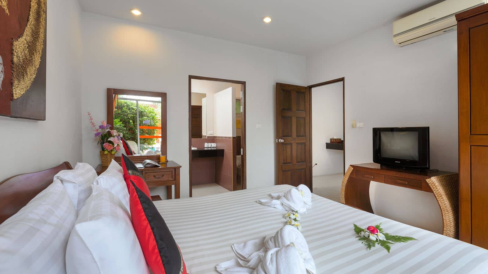 rooms-1-bedroom-suite-pool-access